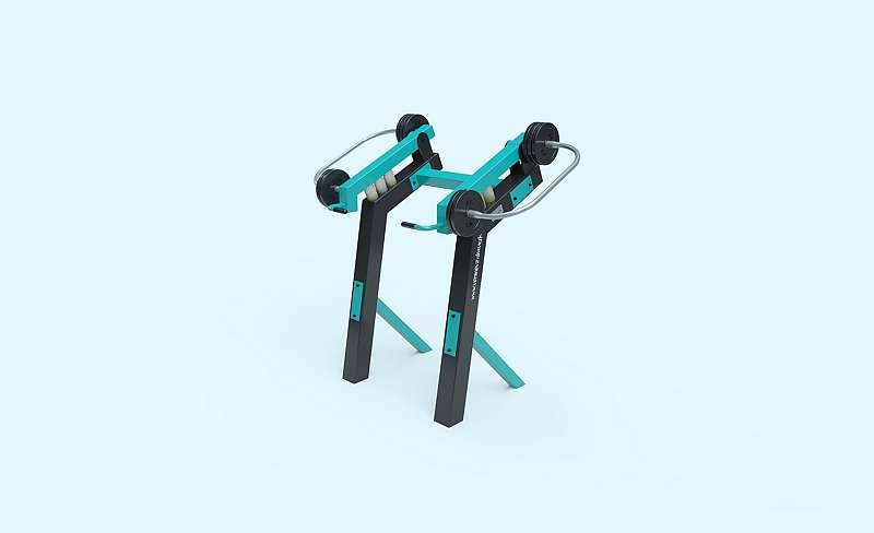 Fitness mit verschiebbaren Gewichten