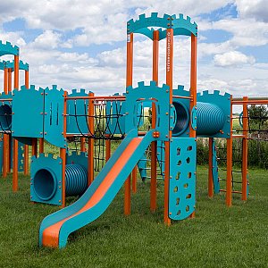 Im Dorf Hoťová wurde ein attraktiver Spielplatz errichtet. Im Dorf Hoťová wurde ein attraktiver Spielplatz errichtet.