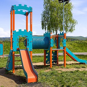 Ivanovce verfügt über einen modernen Spielplatz zum Spielen und Trainieren. Ivanovce verfügt über einen modernen Spielplatz zum Spielen und Trainieren.