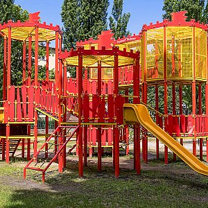Moderner inklusiver Spielplatz in der Medzilaborecka-Straße Moderner inklusiver Spielplatz in der Medzilaborecka-Straße