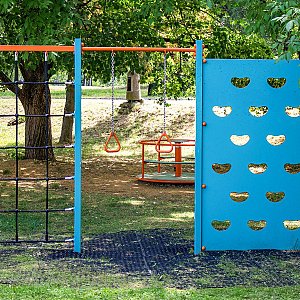 Der Spielplatz in Chynorany vereint verschiedene Arten von Bewegung und Aktivitäten Der Spielplatz in Chynorany vereint verschiedene Arten von Bewegung und Aktivitäten