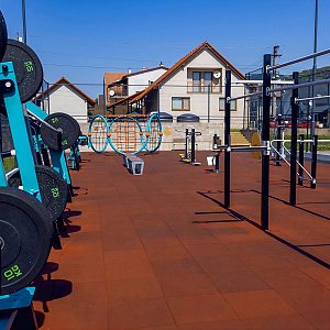 Moderner Fitnessspielplatz im Dorf Horné Sŕnie Moderner Fitnessspielplatz im Dorf Horné Sŕnie