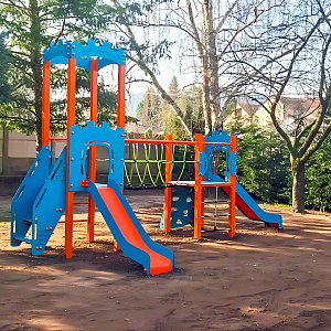 Neue Spielgeräte im Hof des Tokod Märchenkindergartens Neue Spielgeräte im Hof des Tokod Märchenkindergartens