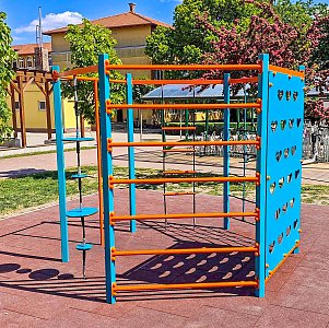 Grundschulkinder haben Spaß auf dem neuen Spielplatz Grundschulkinder haben Spaß auf dem neuen Spielplatz